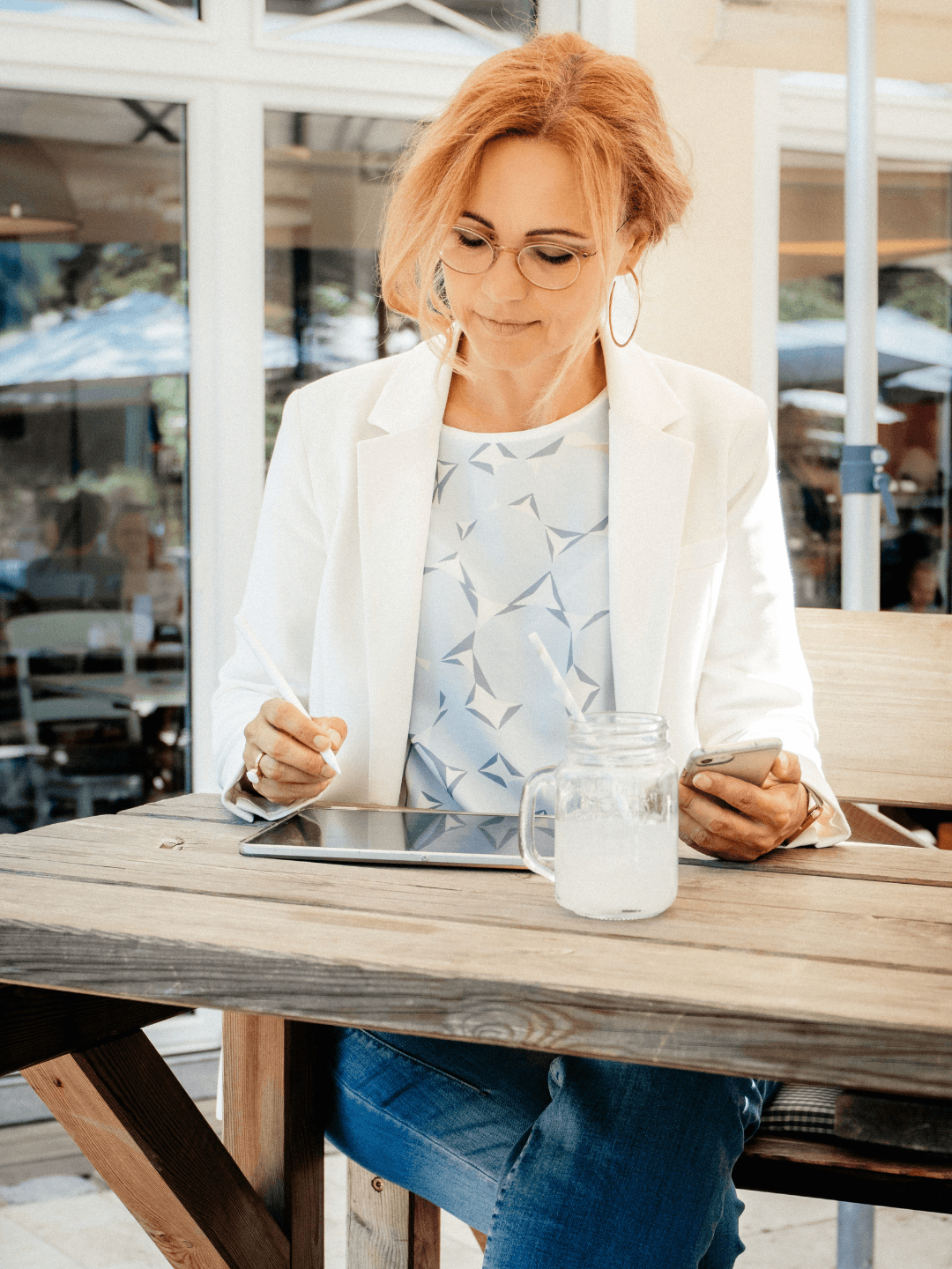 Heike Bruckhuisen arbeitet mit Tablet und Smartphone